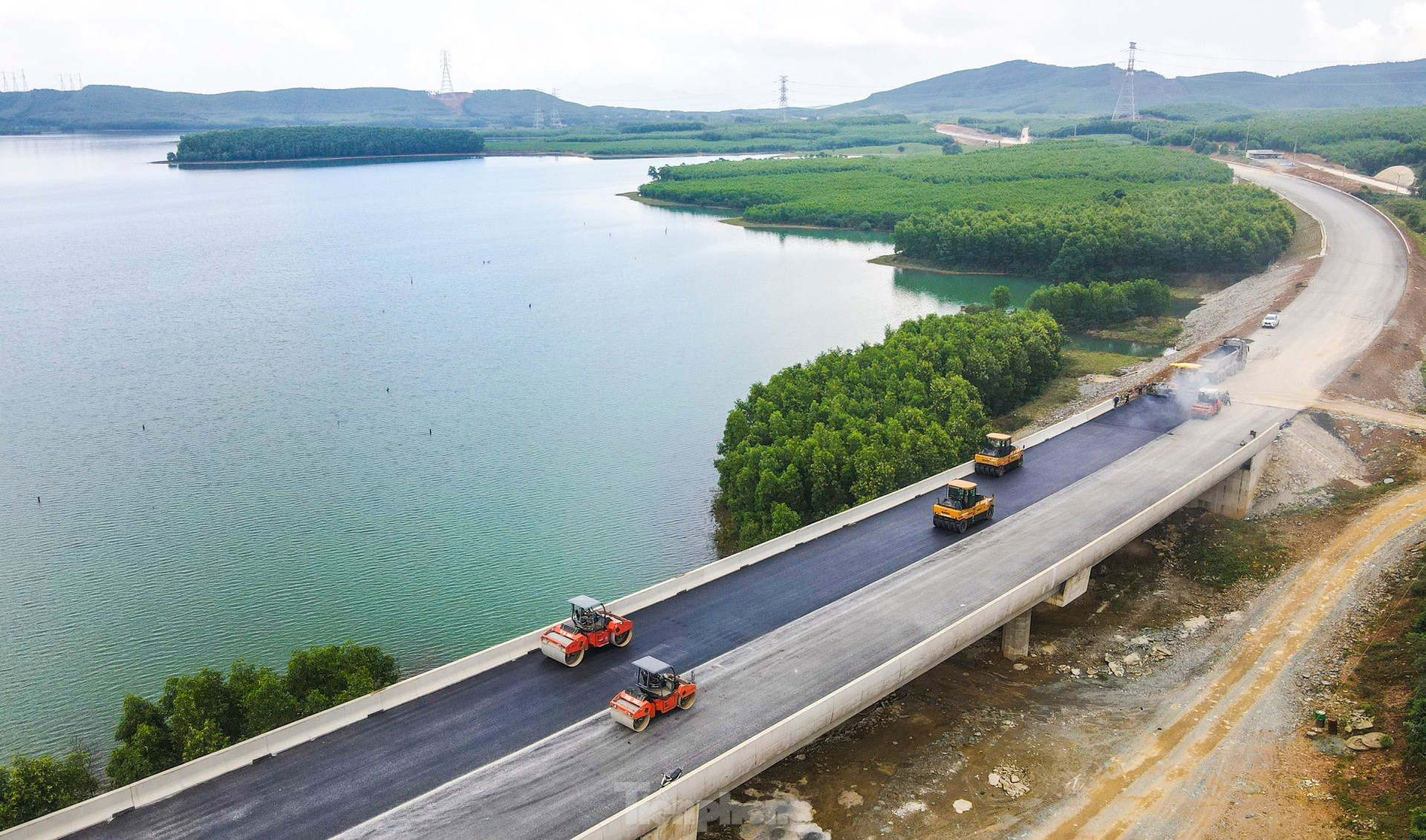 Hình hài tuyến cao tốc hơn 100km qua Hà Tĩnh sắp hoàn thành ảnh 5