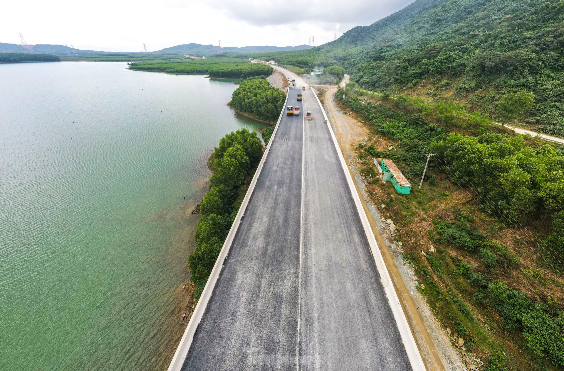 Hình hài tuyến cao tốc hơn 100km qua Hà Tĩnh sắp hoàn thành ảnh 3