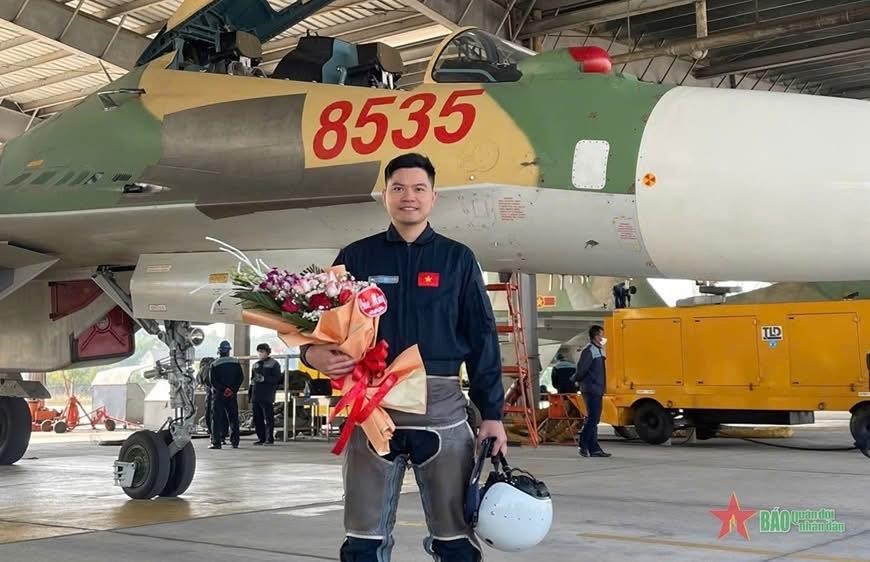 Chàng phi công điều khiển Su-30MK2, thả đạn nhiễu mãn nhãn tại Triển lãm Quốc phòng quốc tế Việt Nam 2024 - ảnh 1