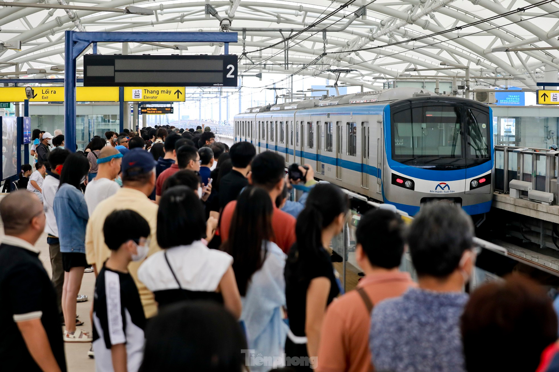 Metro số 1 quá tải ngày đầu, nhiều người không lên được tàu phải bỏ về ảnh 13