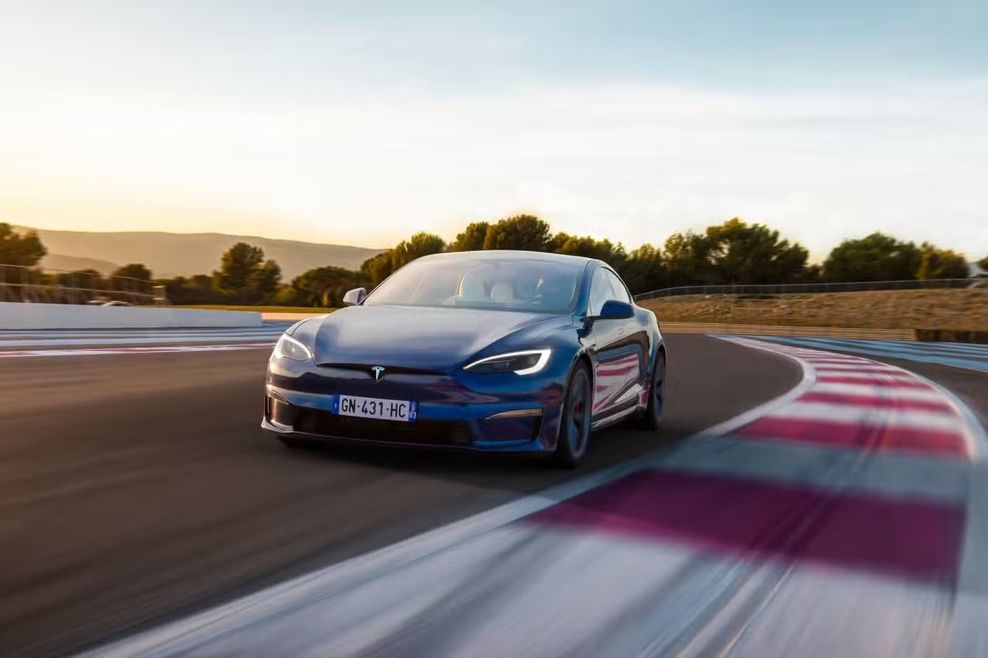 tesla model s plaid on track 1.avif