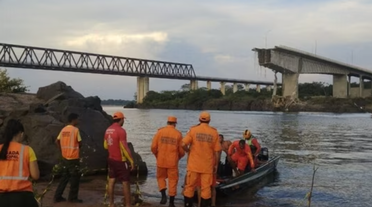 Sập cầu huyết mạch nối hai thành phố khiến xe bồn chở axit lao xuống sông: Phong tỏa khẩn cấp toàn bộ cây cầu, tuyến giao thông chính bị tê liệt - ảnh 1