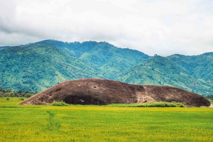 Tảng đá nguyên khối nặng tới hàng vạn tấn lớn nhất Việt Nam, là nơi nổi tiếng với những câu chuyện ly kỳ về tình duyên - ảnh 5