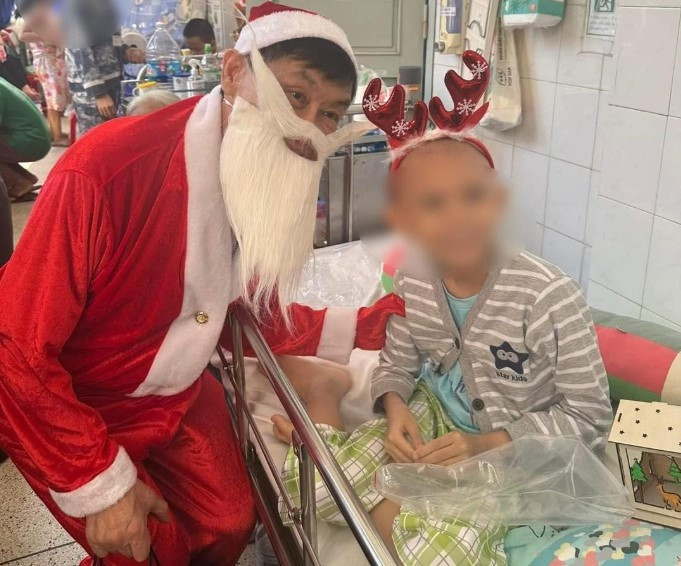 'Vua hàng hiệu' Johnathan Hạnh Nguyễn hóa thân thành ông già Noel tặng quà cho các bé tại Khoa Ung bướu - Bệnh viện Nhi đồng 2 TP.HCM