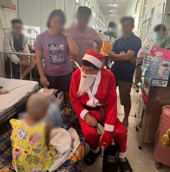 'Vua hàng hiệu' Johnathan Hạnh Nguyễn hóa thân thành ông già Noel tặng quà cho các bé tại Khoa Ung bướu - Bệnh viện Nhi đồng 2 TP.HCM