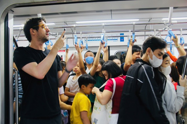 Hơn 90.000 người đi tàu metro TPHCM trong ngày Giáng sinh ảnh 3