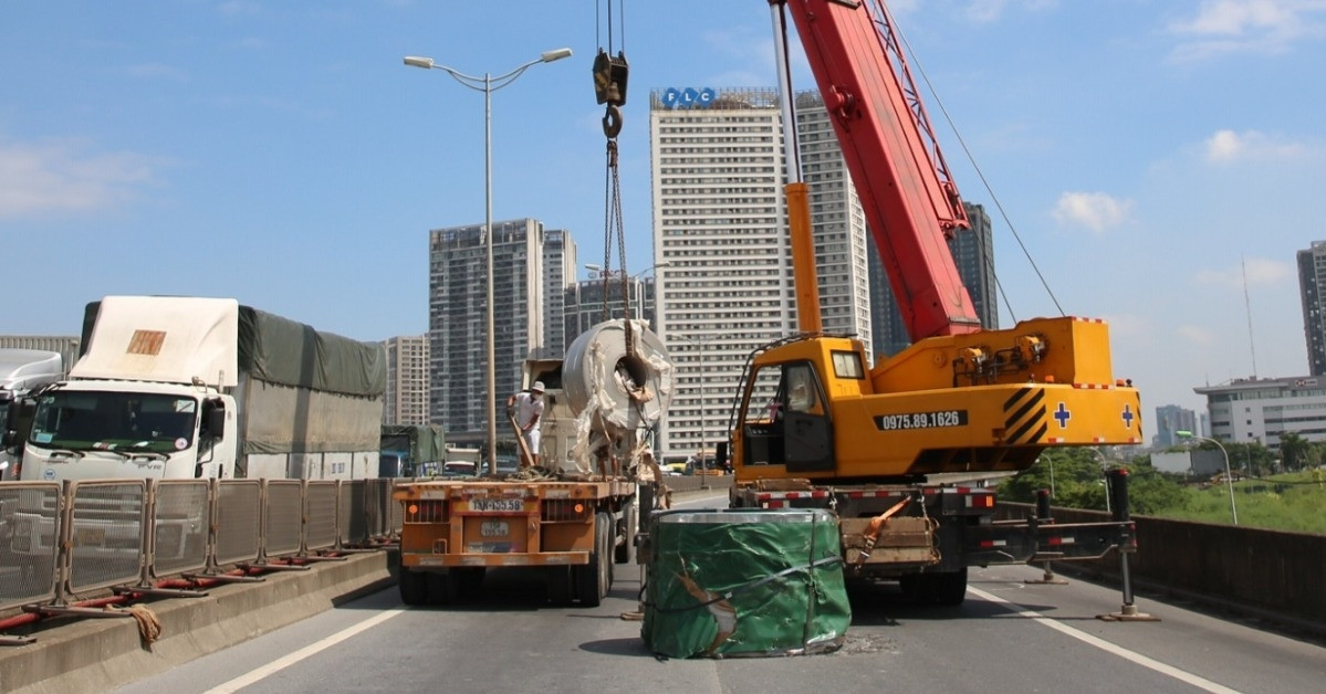 Tài xế chằng buộc sơ sài, cuộn thép hàng tấn liên tiếp rơi xuống đường