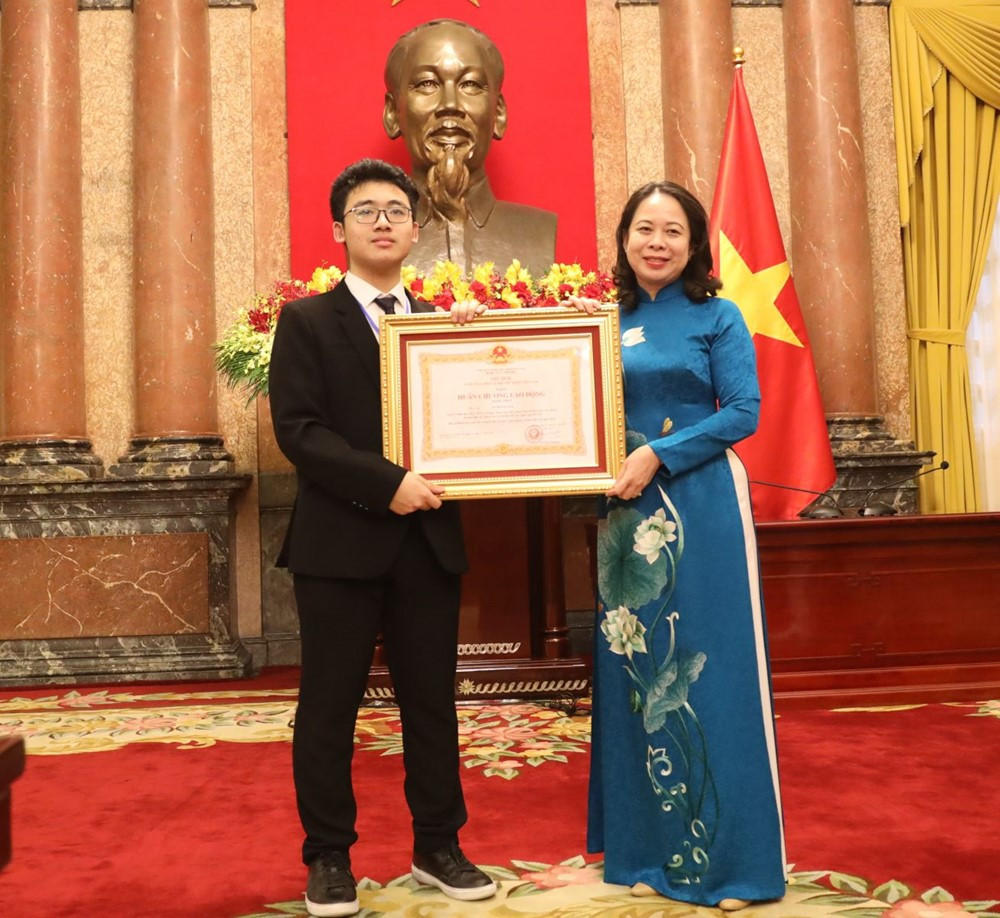 ‘Thần đồng’ Vật lý Việt Nam từng lập kỳ tích tại kỳ thi Olympic quốc tế: Hai lần được tặng Huân chương Lao động, trúng tuyển đại học top 1 thế giới với học bổng hơn 9 tỷ đồng