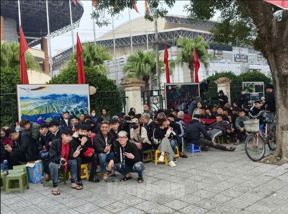 Hàng trăm người mang chăn chiếu, xếp hàng xuyên đêm săn vé bán kết lượt về Việt Nam - Singapore