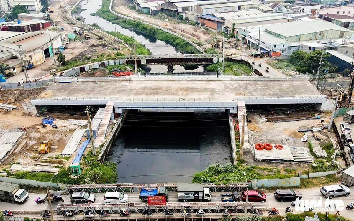 Hơn 10 ngày nữa, 2 cây cầu mới trên tuyến đường 'huyết mạch' nối với sân bay Tân Sơn Nhất sẽ thông xe - Ảnh 2.