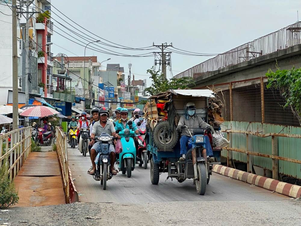 Hơn 10 ngày nữa, 2 cây cầu mới trên tuyến đường 'huyết mạch' nối với sân bay Tân Sơn Nhất sẽ thông xe - Ảnh 1.