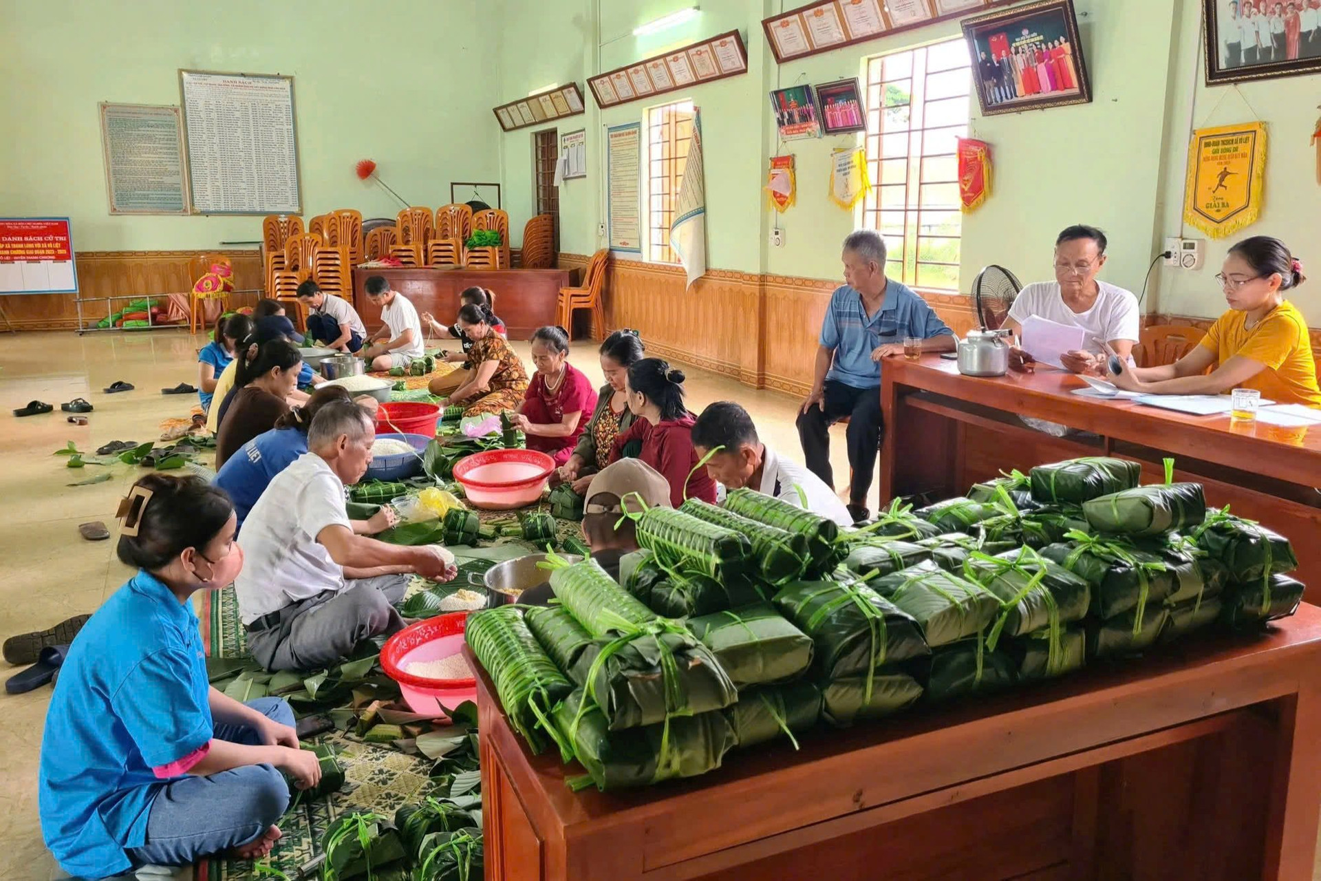 nguoi-dan-nghe-an-cung-nhau-goi-banh-chung-gui-ve-vung-thien-tai-anh_-bao-dan-tri-.jpg