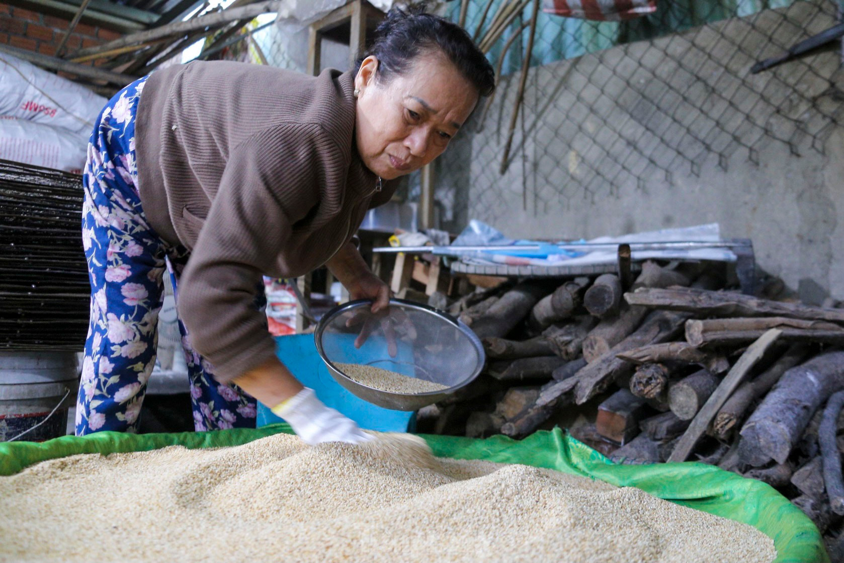 Làng nghề bánh khô mè Đà Nẵng hối hả vào cao điểm vụ Tết ảnh 4