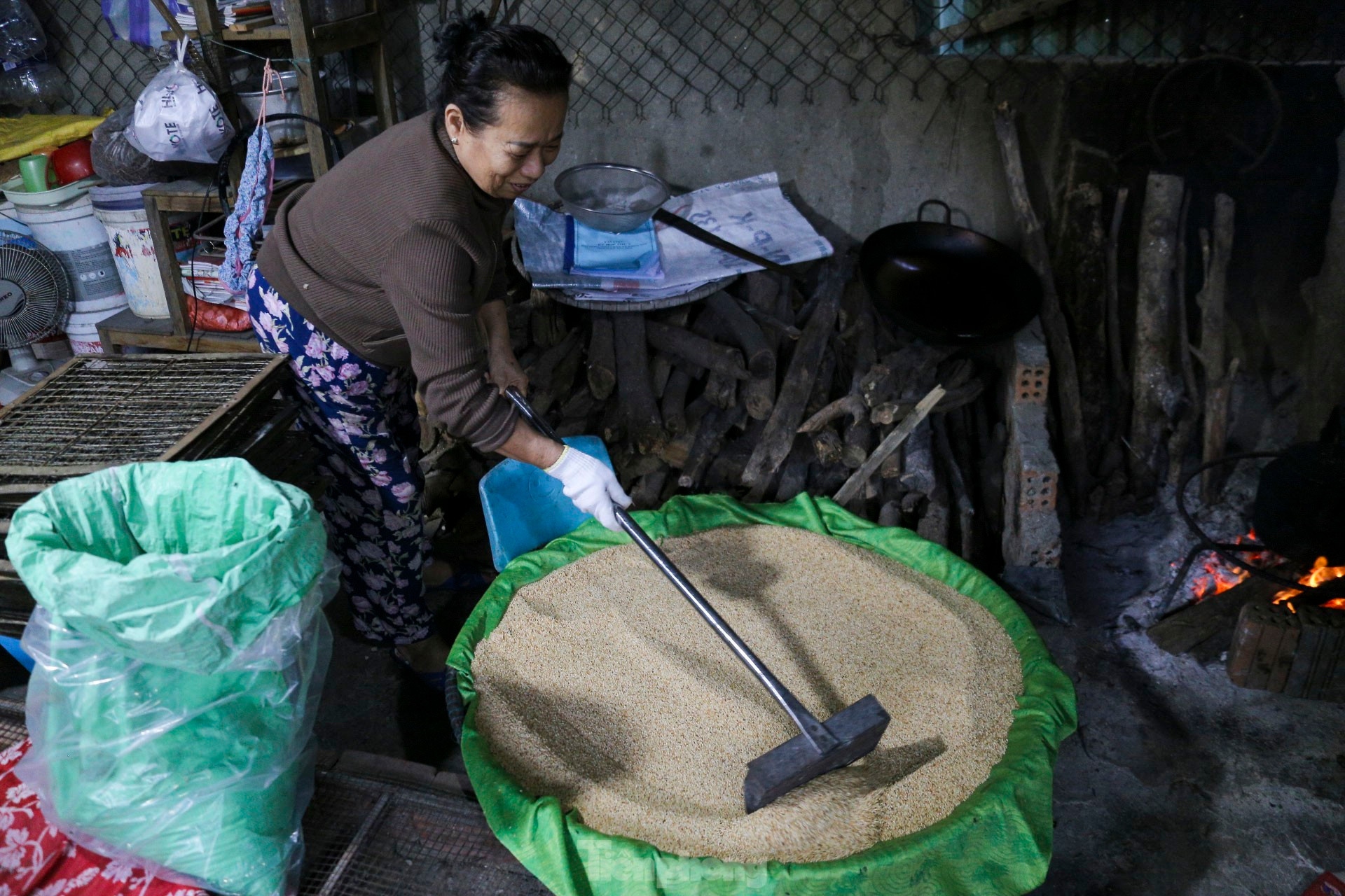 Làng nghề bánh khô mè Đà Nẵng hối hả vào cao điểm vụ Tết ảnh 5