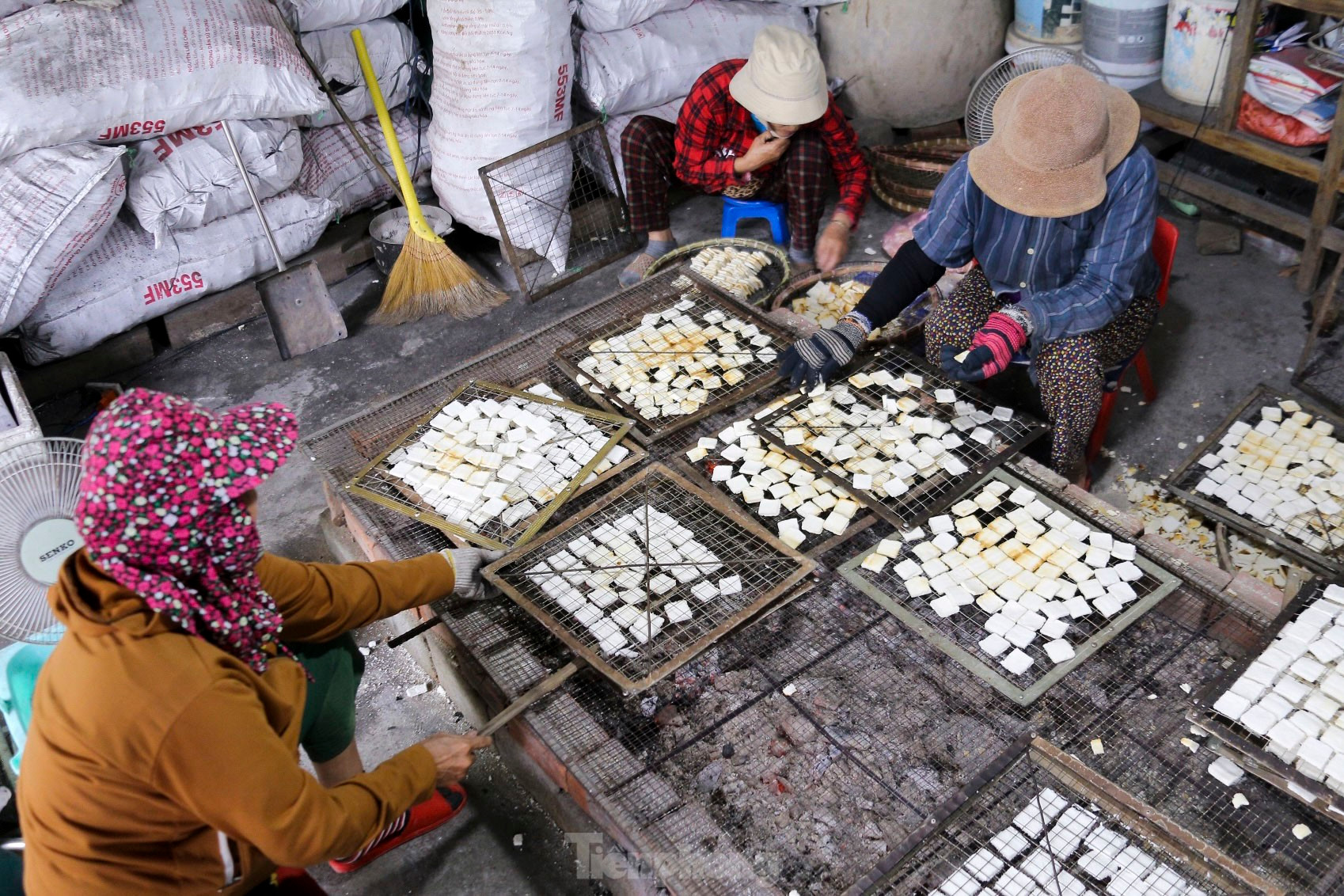 Làng nghề bánh khô mè Đà Nẵng hối hả vào cao điểm vụ Tết ảnh 1