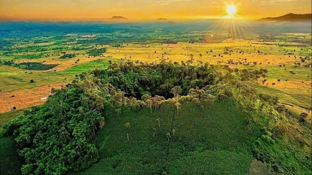 Việt Nam có thêm một di tích quốc gia: Là ngọn núi lửa 'đẹp như tranh vẽ' nằm ở tỉnh nắm giữ trữ lượng bô xít lớn nhất cả nước - ảnh 2