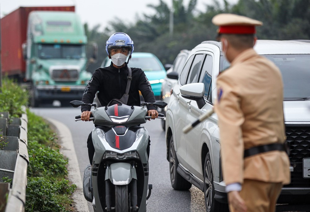 Từ 1/1/2025, vượt đèn đỏ bị phạt đến 20 triệu đồng, nhiều lỗi vi phạm giao thông tăng mức phạt hàng chục lần - ảnh 2