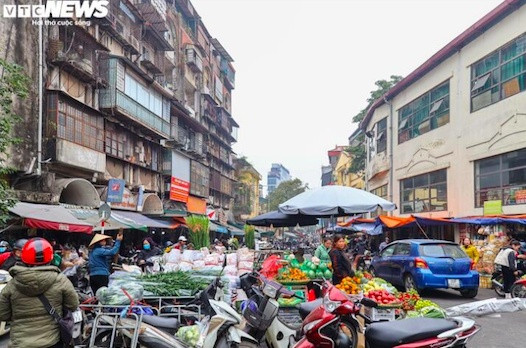 Hà Nội nhộn nhịp sắm lễ: Giá cả tăng nhẹ trước ngày mùng 1 cuối cùng năm Giáp Thìn