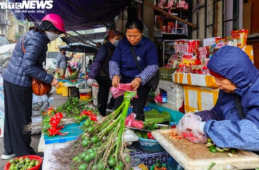 Hà Nội nhộn nhịp sắm lễ: Giá cả tăng nhẹ trước ngày mùng 1 cuối cùng năm Giáp Thìn