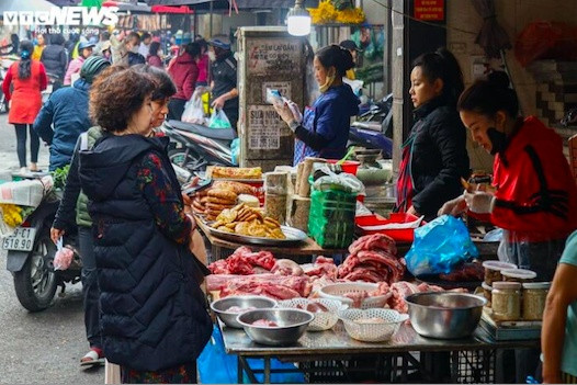 Hà Nội nhộn nhịp sắm lễ: Giá cả tăng nhẹ trước ngày mùng 1 cuối cùng năm Giáp Thìn