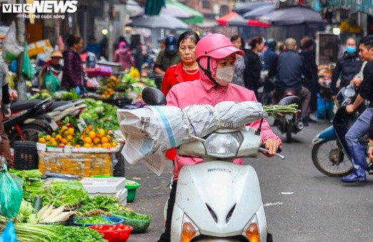 Hà Nội nhộn nhịp sắm lễ: Giá cả tăng nhẹ trước ngày mùng 1 cuối cùng năm Giáp Thìn