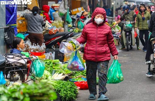 Hà Nội nhộn nhịp sắm lễ: Giá cả tăng nhẹ trước ngày mùng 1 cuối cùng năm Giáp Thìn