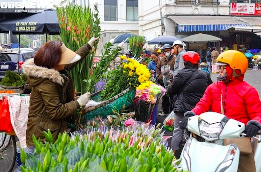 Hà Nội nhộn nhịp sắm lễ: Giá cả tăng nhẹ trước ngày mùng 1 cuối cùng năm Giáp Thìn