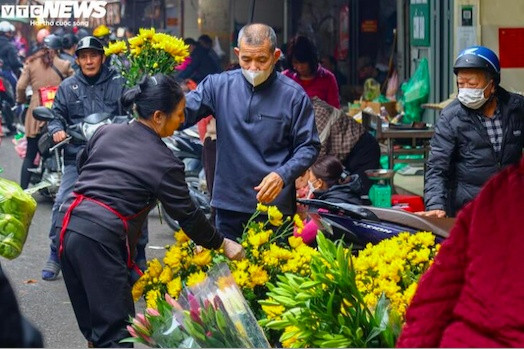 Hà Nội nhộn nhịp sắm lễ: Giá cả tăng nhẹ trước ngày mùng 1 cuối cùng năm Giáp Thìn