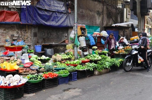 Hà Nội nhộn nhịp sắm lễ: Giá cả tăng nhẹ trước ngày mùng 1 cuối cùng năm Giáp Thìn