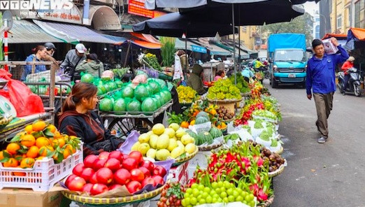 Hà Nội nhộn nhịp sắm lễ: Giá cả tăng nhẹ trước ngày mùng 1 cuối cùng năm Giáp Thìn