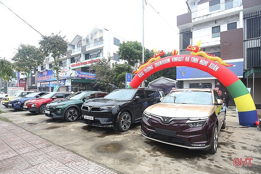 VinFast khai trương showroom thứ 3 tại tỉnh vừa đón nhà máy ô tô điện 7.300 tỷ đồng của Vingroup