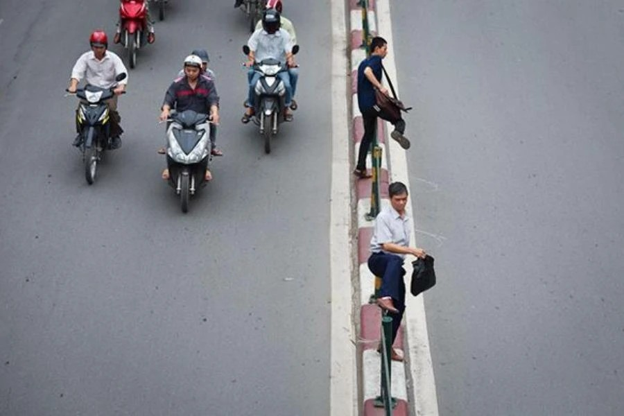 Từ ngày mai, người đi bộ chính thức bị phạt tiền nếu có những hành vi vi phạm này - ảnh 1