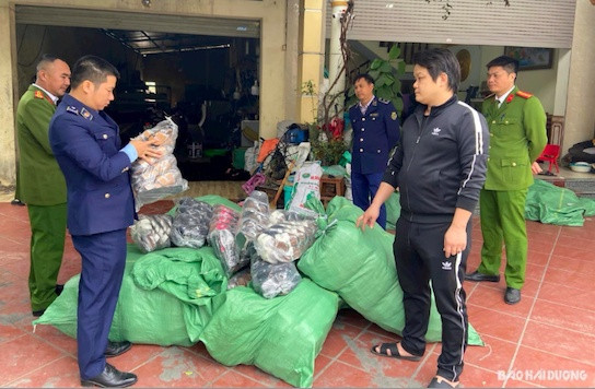 Phát hiện kinh doanh dép giả nhãn hiệu Hermes ngay trong làng nghề Gia Lộc