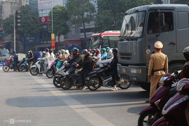 Tài xế công nghệ 'giật mình' với biên bản vượt đèn đỏ 6 triệu đồng