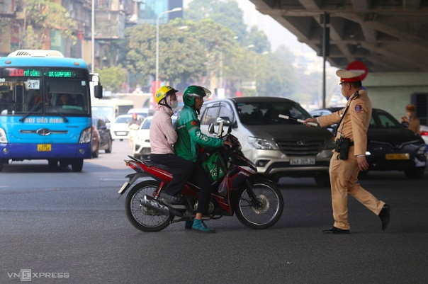 Tài xế công nghệ 'giật mình' với biên bản vượt đèn đỏ 6 triệu đồng