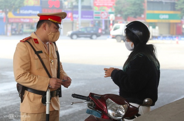 Tài xế công nghệ 'giật mình' với biên bản vượt đèn đỏ 6 triệu đồng