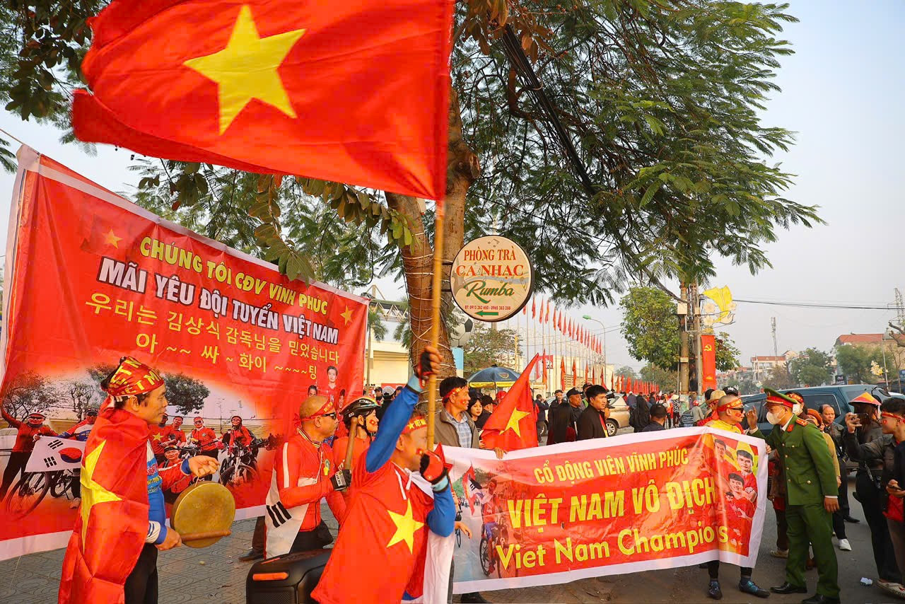 Việt Trì rực lửa, sẵn sàng cho buổi tối chung kết cháy hết mình vì đội tuyển Việt Nam ảnh 1