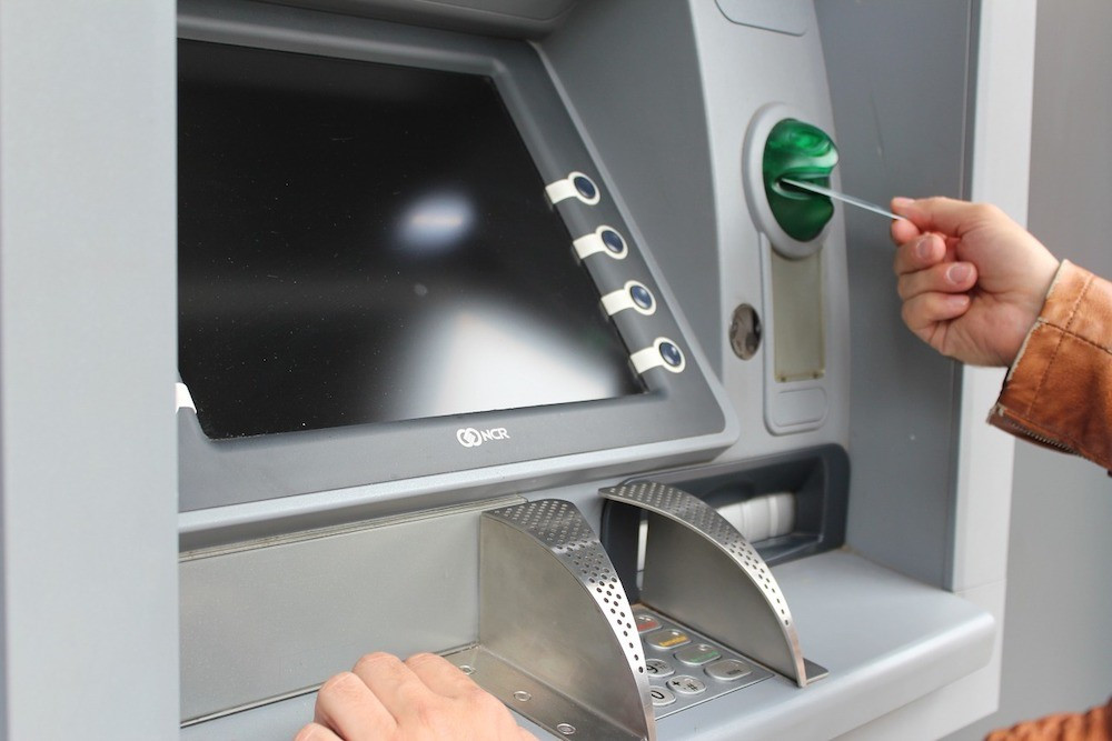 Cảnh báo thủ đoạn đánh cắp thông tin thẻ khi rút tiền ở máy ATM dịp cuối năm - ảnh 2