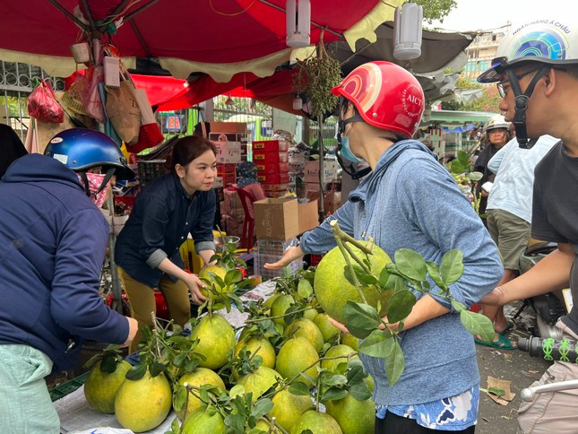 Giá thực phẩm 'nhảy múa': Người mua giật mình, tiểu thương 'đứng ngồi không yên' ảnh 3