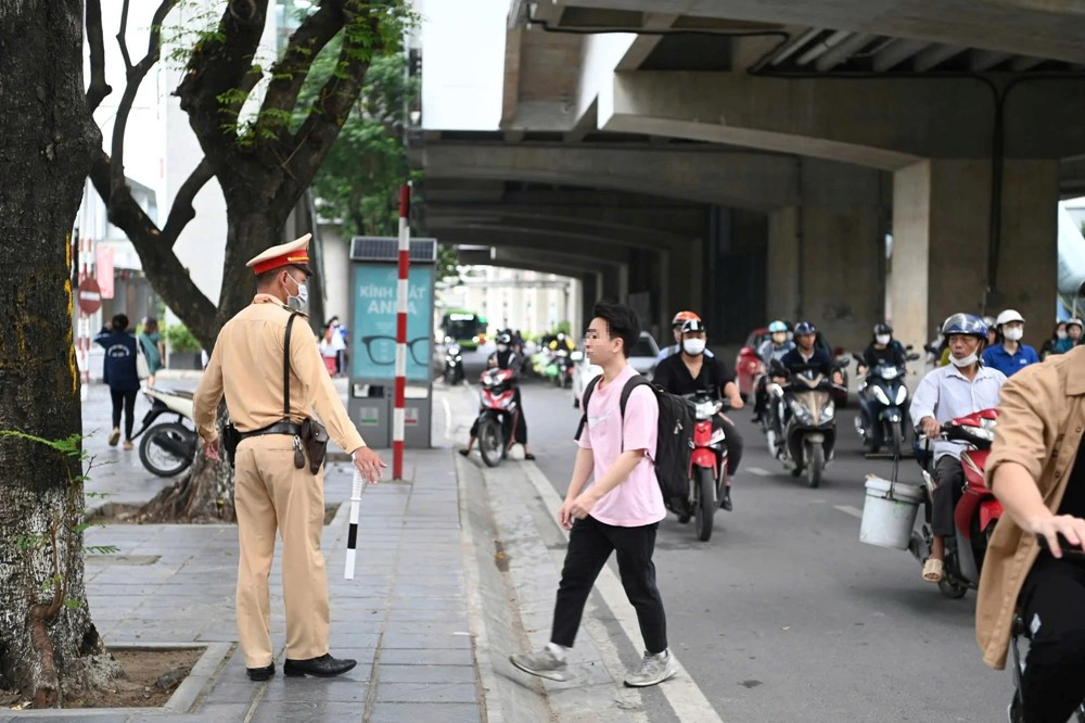 Từ bây giờ, người đi bộ vượt đèn đỏ có thể bị phạt đến 250.000 đồng, cao gấp 2,5 lần so với quy định cũ - ảnh 2