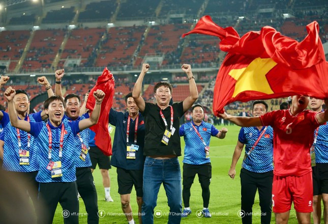 HLV trưởng Kim Sang-sik xúc động trao HCV ASEAN Cup cho học trò Nguyễn Xuân Son ảnh 1