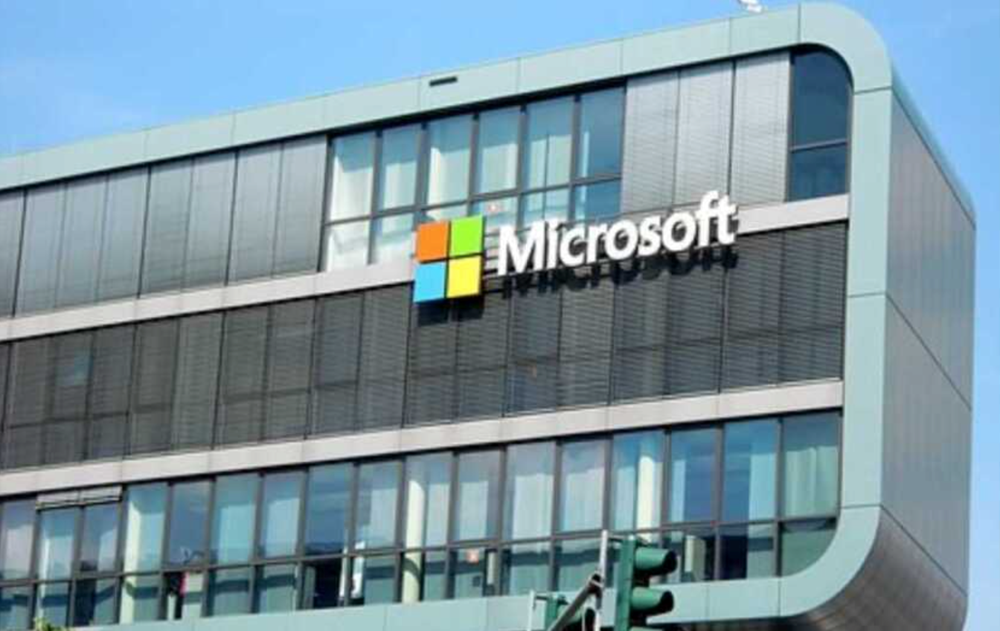 Microsoft 'chơi lớn' chi 80 tỷ USD cho các trung tâm dữ liệu hỗ trợ AI - ảnh 1