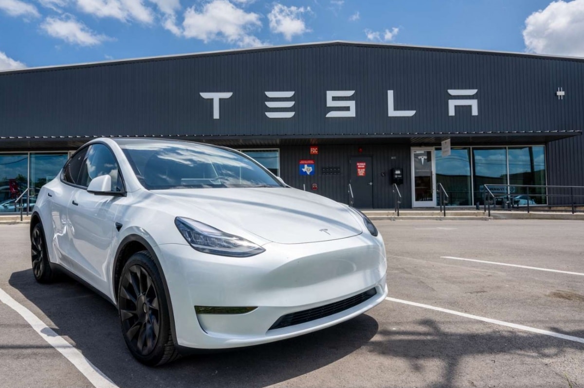 Tesla lần đầu 'lao dốc' doanh số, sắp bị ông lớn Trung Quốc cho 'hít khói'