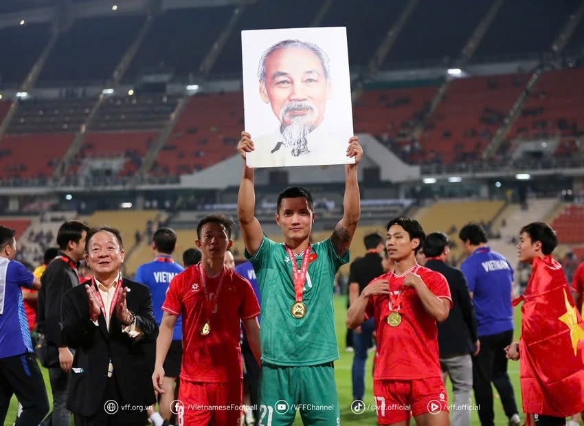 Thủ môn Việt Nam được vinh danh xuất sắc nhất ASEAN Cup 2024: Từng bỏ bóng đá đi làm bảo vệ, vừa được thưởng nóng nửa tỷ đồng - ảnh 3