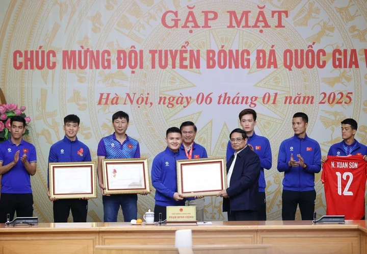 Cầu thủ Việt Nam đầu tiên 3 lần được tặng Huân chương Lao động: Nhận mức lương cao kỷ lục, cuộc sống giàu có và viên mãn ở tuổi 28 - ảnh 1