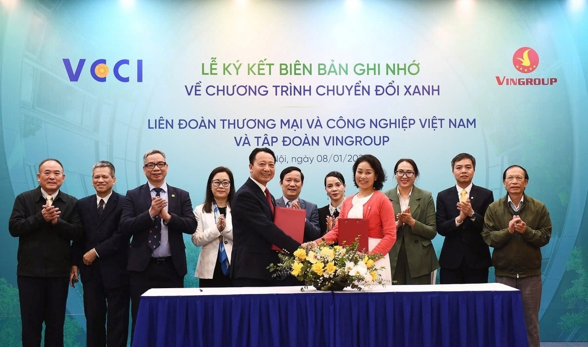 VCCI bắt tay Vingroup (VIC), kêu gọi 200.000 doanh nghiệp thành viên ưu tiên dùng xe VinFast