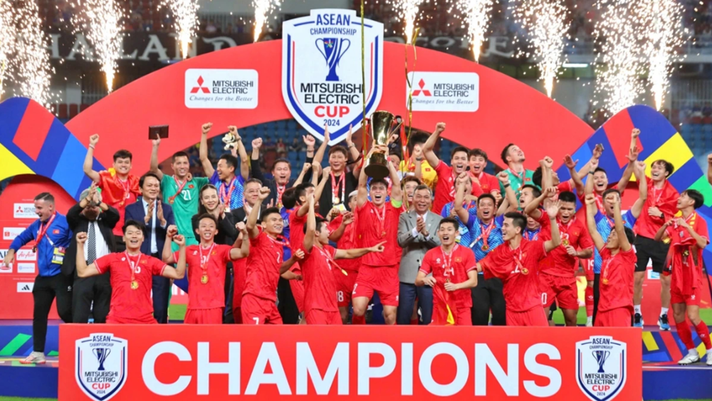 Người đàn ông quyền lực đứng sau cúp vô địch ASEAN Cup 2024 của tuyển Việt Nam: Được bầu Đức khen ‘là nhà cầm quân nói ít, làm nhiều’, từng là đội trưởng của ‘Người 3 phổi’ huyền thoại - ảnh 1