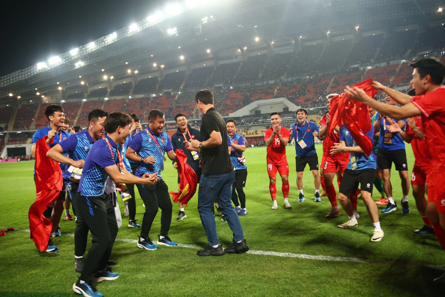 Người đàn ông quyền lực đứng sau cúp vô địch ASEAN Cup 2024 của tuyển Việt Nam: Được bầu Đức khen ‘là nhà cầm quân nói ít, làm nhiều’, từng là đội trưởng của ‘Người 3 phổi’ huyền thoại - ảnh 8