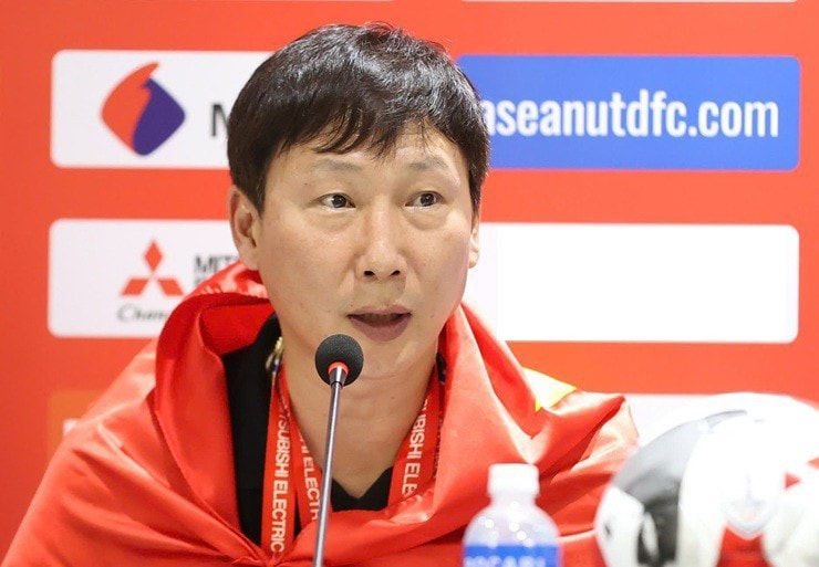 HLV Kim Sang-sik: Tuyển Việt Nam có tiềm năng dự World Cup 2030, mong có cầu thủ thi đấu cho MU - ảnh 2