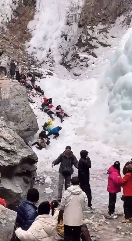 Khối băng khổng lồ cao hàng chục mét bất ngờ đổ sập xuống hàng chục du khách: Cảnh sát được điều động, phong tỏa khẩn cấp hiện trường - ảnh 2